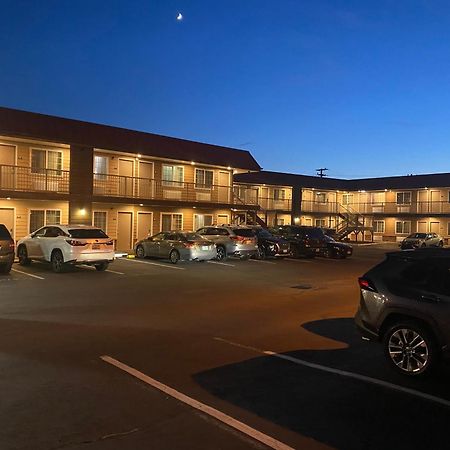 Days Inn By Wyndham Newport Or Exterior photo