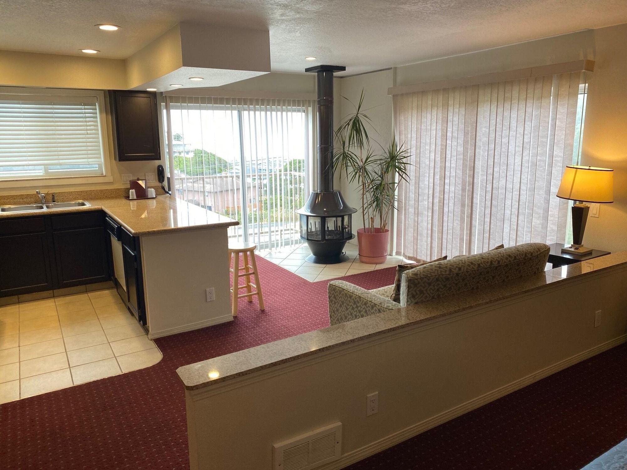 Days Inn By Wyndham Newport Or Exterior photo