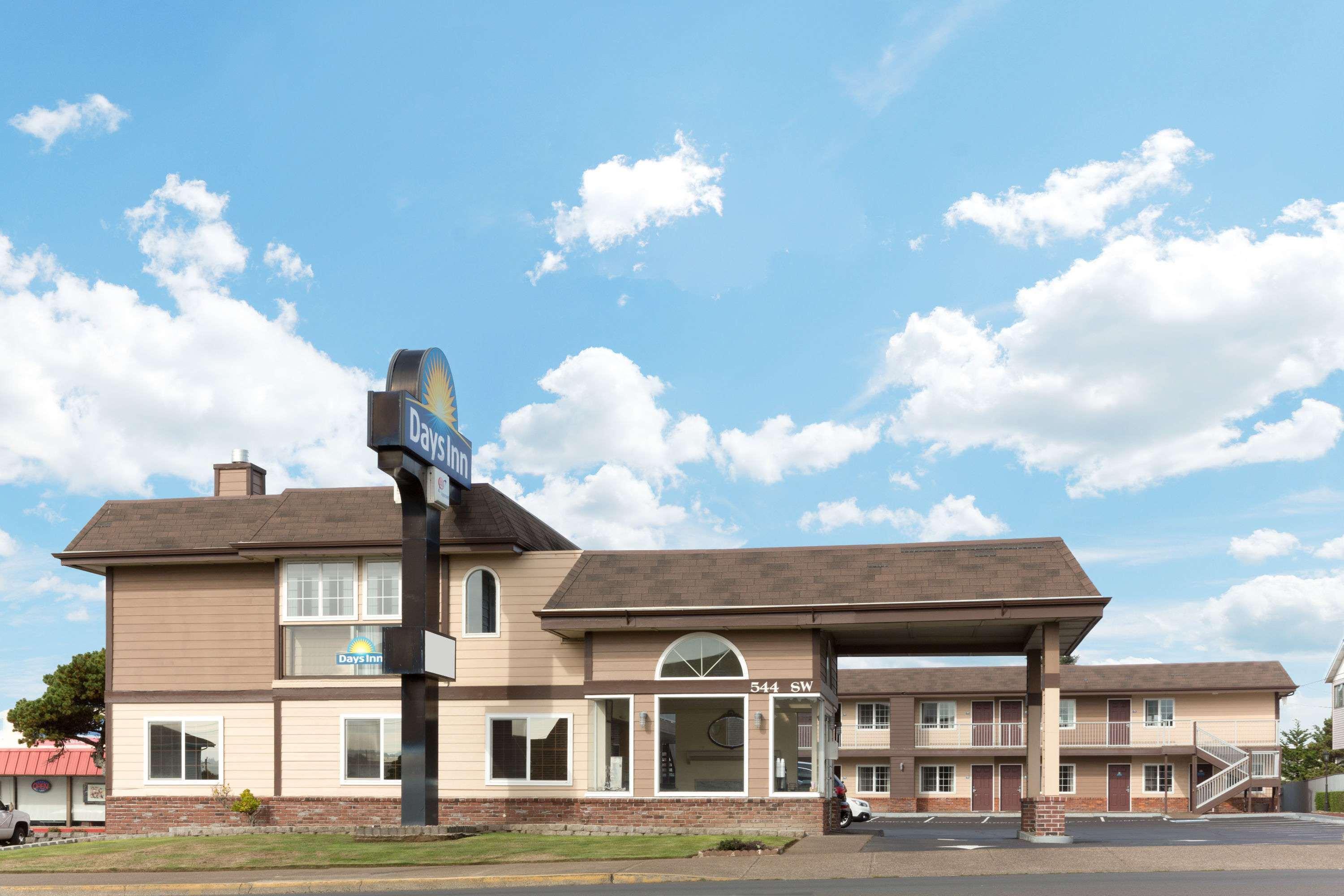 Days Inn By Wyndham Newport Or Exterior photo