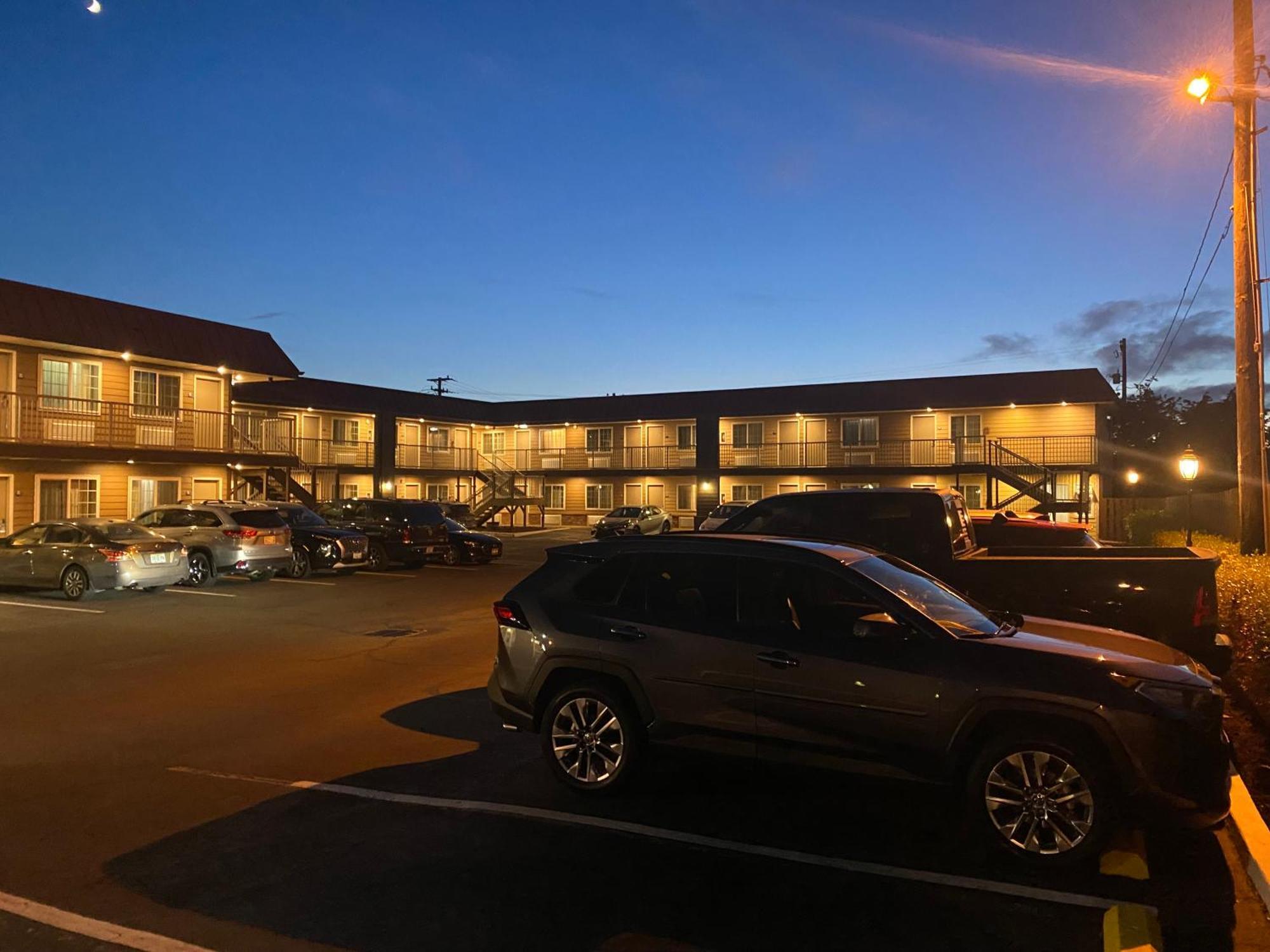 Days Inn By Wyndham Newport Or Exterior photo