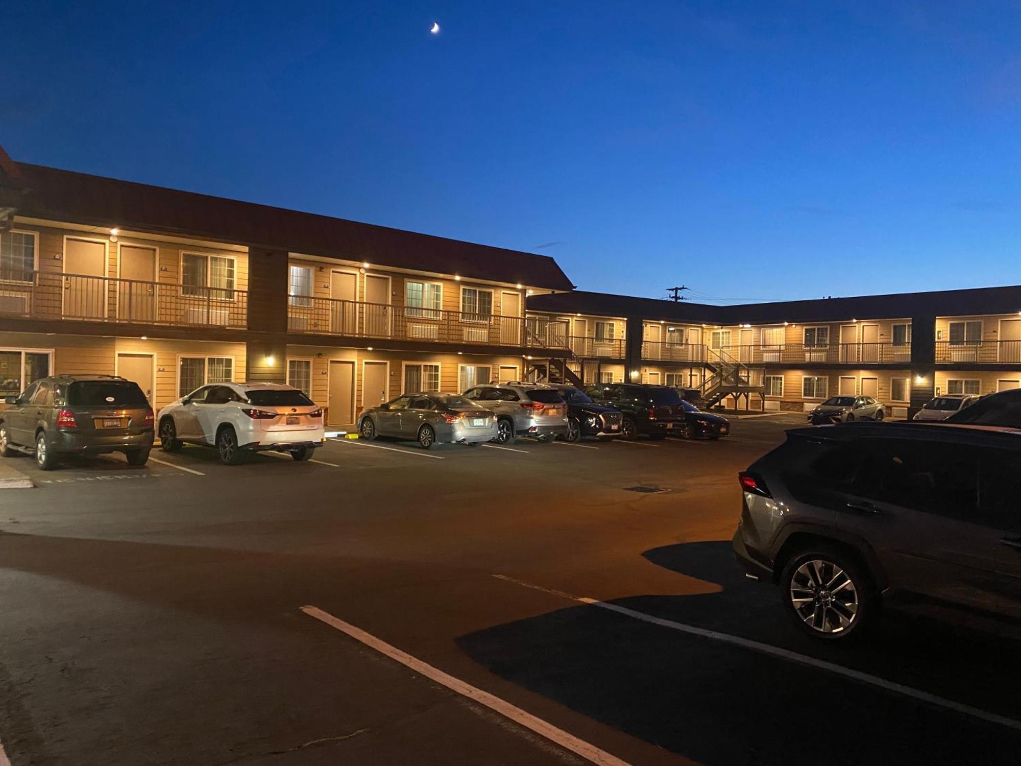 Days Inn By Wyndham Newport Or Exterior photo