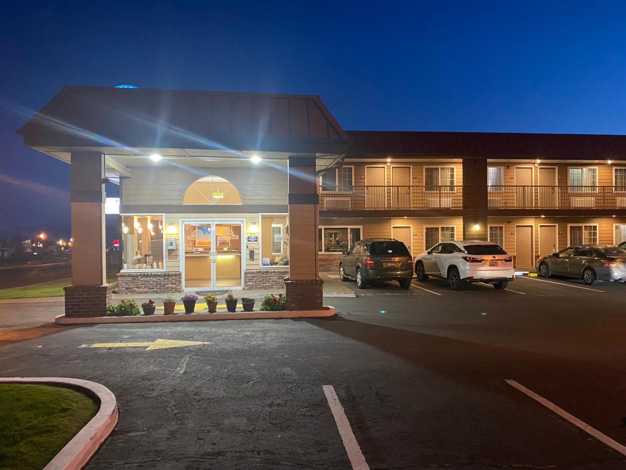 Days Inn By Wyndham Newport Or Exterior photo