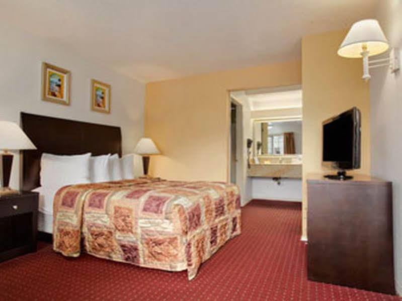 Days Inn By Wyndham Newport Or Exterior photo