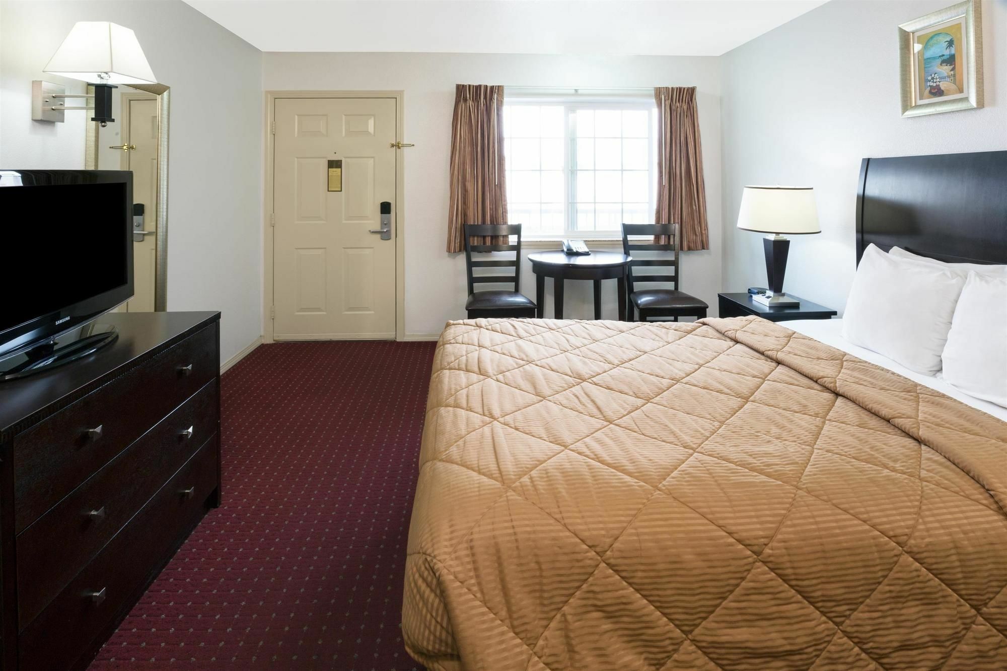 Days Inn By Wyndham Newport Or Exterior photo